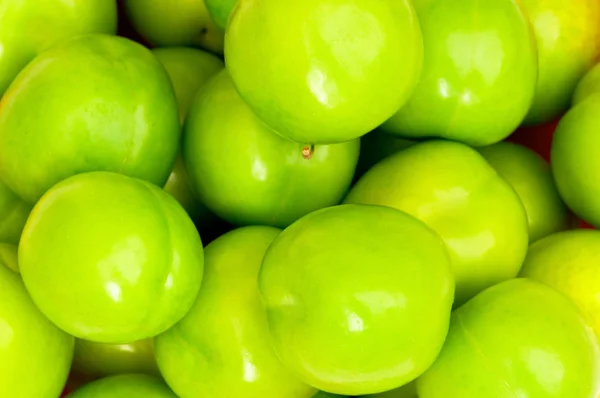 Groene appels gerangschikt op de markt — Stockfoto