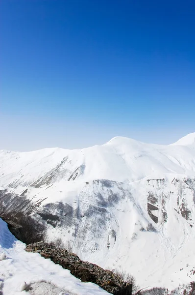 Зимние горы в яркий день — стоковое фото