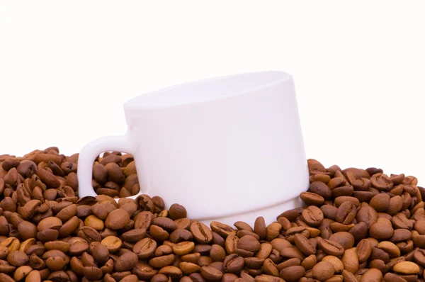 Tazza bianca sullo sfondo del caffè — Foto Stock