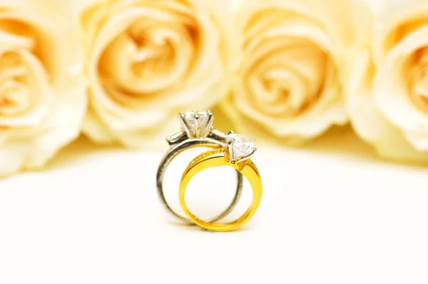 钻石戒指和孤立的玫瑰 — 图库照片