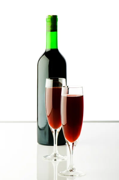 Μπουκάλι και το κρασί γυαλιά — Φωτογραφία Αρχείου