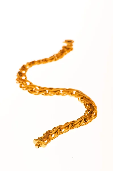 Altın zincir üzerinde beyaz izole — Stok fotoğraf