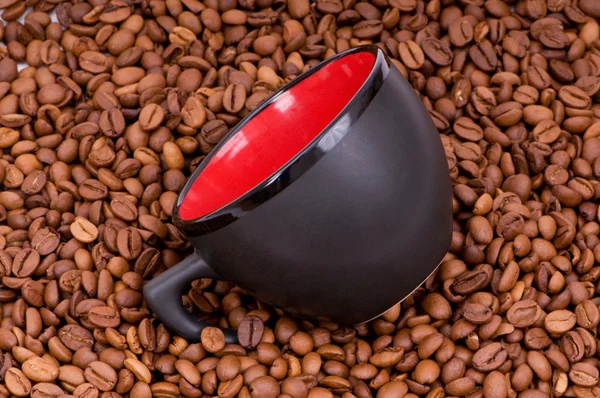 Copo vermelho nos grãos de café — Fotografia de Stock