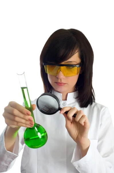 Cientista feminina olhando para tubo — Fotografia de Stock