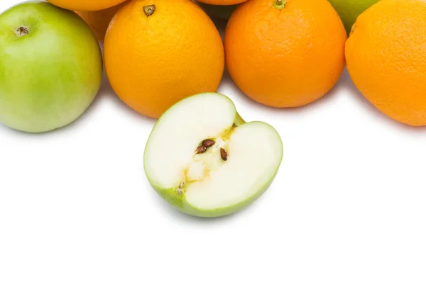 Äpplen och apelsiner isolerat på vita — Stockfoto