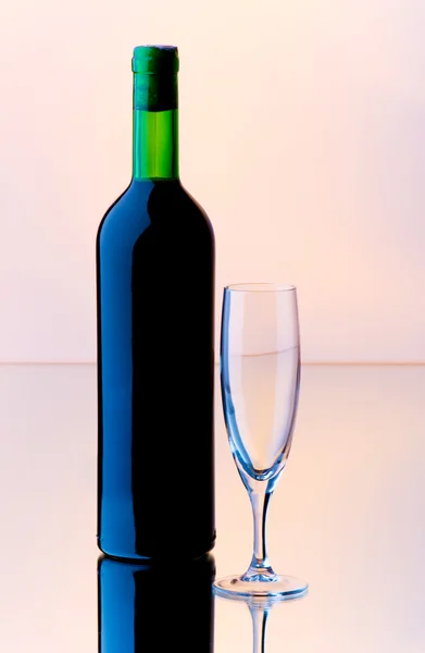 酒瓶和酒玻璃 — 图库照片