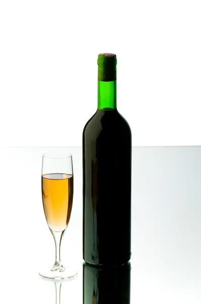 Пляшка і келих для вина — стокове фото