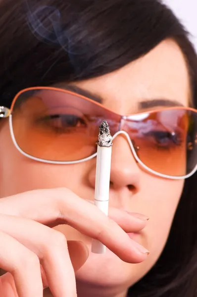 Concepto de problemas de salud - Chica fumando — Foto de Stock