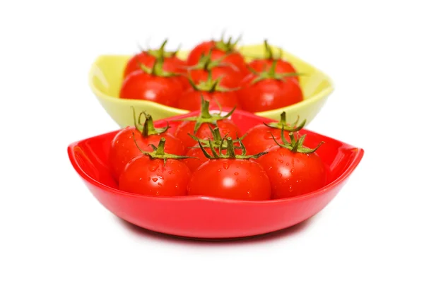 Tomates entières humides isolées sur blanc — Photo