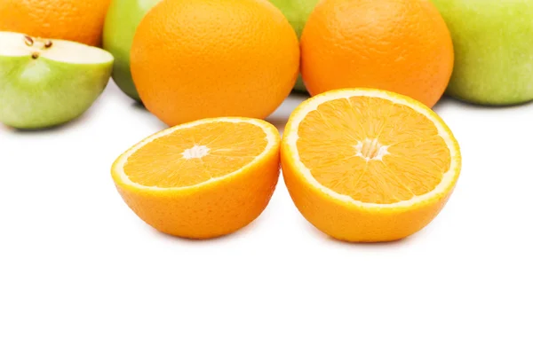 Manzana y naranjas aisladas en el blanco — Foto de Stock
