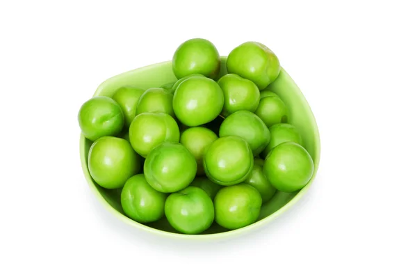 Ameixas verdes isoladas no branco — Fotografia de Stock