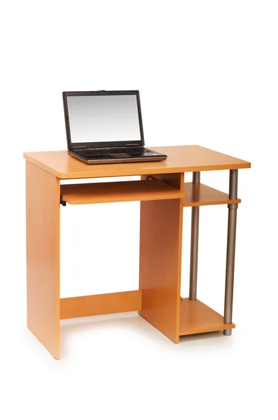 Laptop i biurko na białym tle — Zdjęcie stockowe