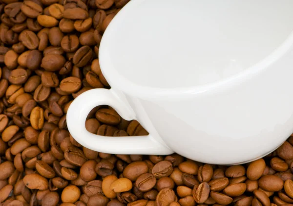 Xícara e grãos de café isolados — Fotografia de Stock