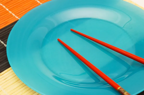Синяя тарелка и палочки для еды — стоковое фото