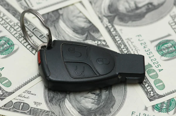 Télécommande de voiture sur les billets en dollars — Photo