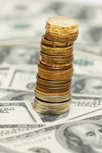 Stack av mynt på dollar — Stockfoto
