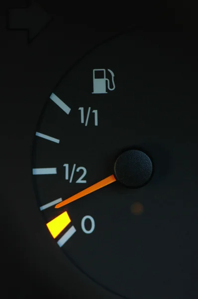 Compteur d'essence montrant un faible niveau d'essence — Photo