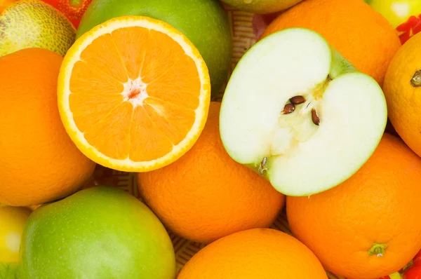 Primer plano de naranjas y manzanas medio cortadas —  Fotos de Stock
