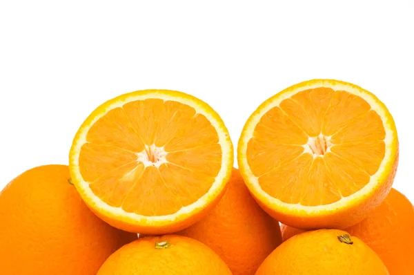 Свіжі апельсини ізольовані на білому — стокове фото