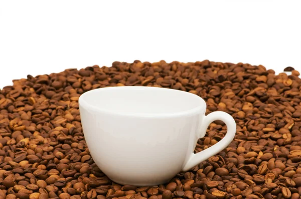 Tasse und Kaffeebohnen isoliert — Stockfoto