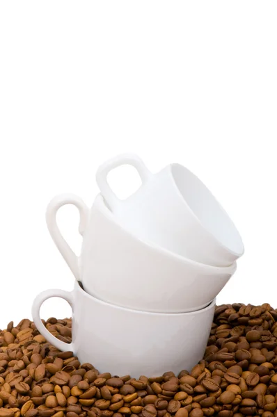 Filiżanki i ziarna kawy na białym tle — Zdjęcie stockowe