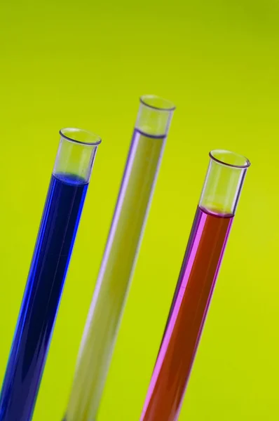Three retorts in the lab against yellow — Stock Photo, Image