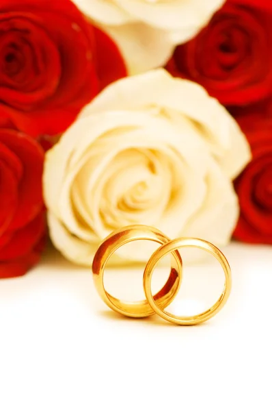 玫瑰和孤立的结婚戒指 — 图库照片