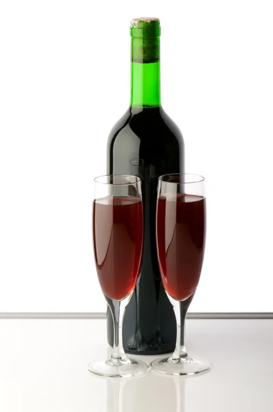 Flasche und Weingläser — Stockfoto