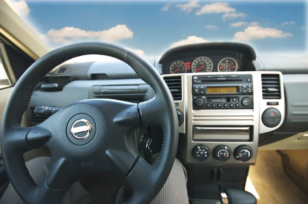 Interior de un coche moderno en el asiento de conducción — Foto de Stock