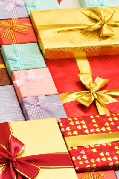 Close up van geschenkdozen met linten — Stockfoto