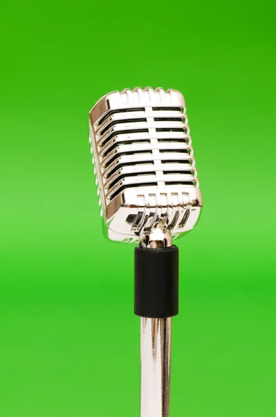 Microfone vintage contra o verde — Fotografia de Stock