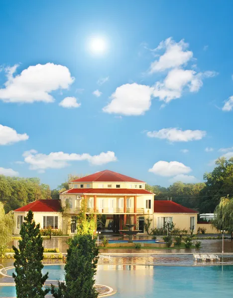 Stort hus med pool — Stockfoto