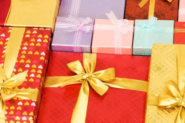 Fechar as caixas de presente com fitas — Fotografia de Stock