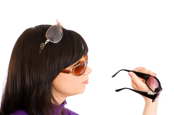 Młoda dziewczyna na na białym tle okulary przeciwsłoneczne — Zdjęcie stockowe