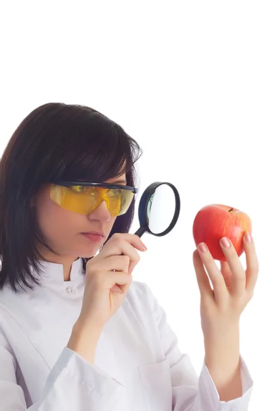 Científica mirando manzana — Foto de Stock