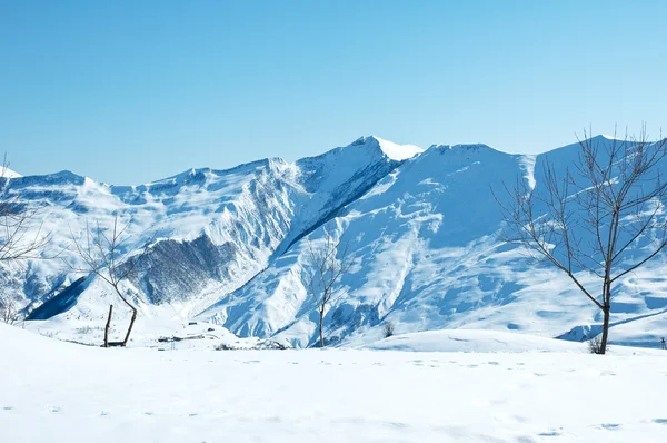 Зимние горы в яркий день — стоковое фото