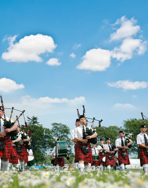 Марширующий шотландский оркестр — стоковое фото