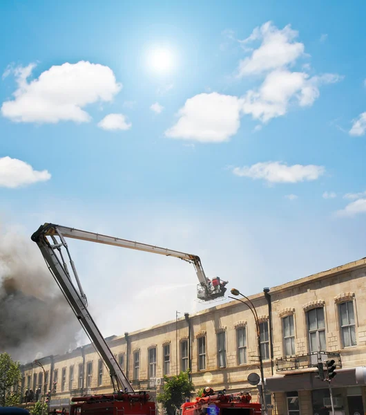 Boom di un camion dei pompieri durante il fuoco — Foto Stock