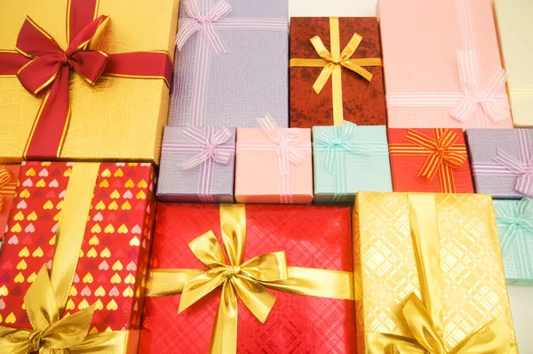 Nahaufnahme von Geschenkboxen mit Bändern — Stockfoto