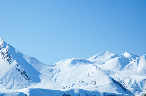 Güneşli bir günde kış dağları — Stok fotoğraf