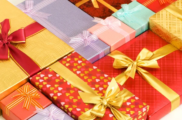 Cierre de cajas de regalo con cintas —  Fotos de Stock
