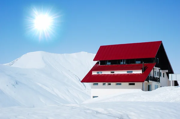 Eenzame huis in heldere winterdag — Stockfoto