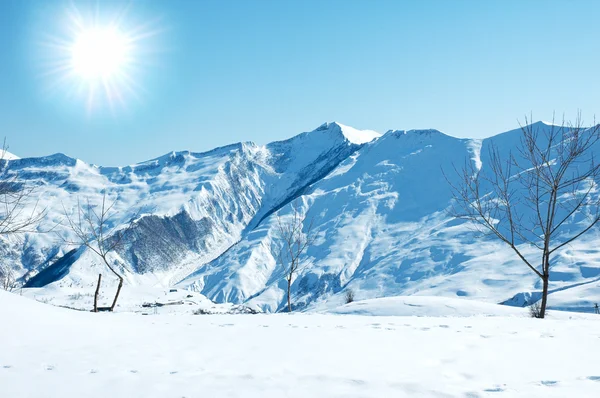Téli hegyek egy fényes nappal — Stock Fotó