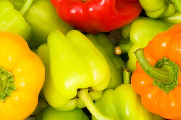 Paprika gerangschikt op de markt — Stockfoto