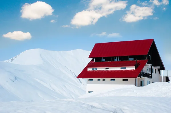 Самотній будинок у світлий зимовий день — стокове фото