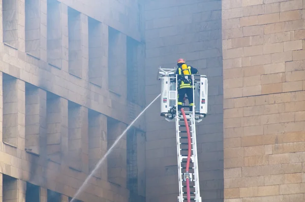 Feuerwehrmann beim Brand in der Stadt — Stockfoto