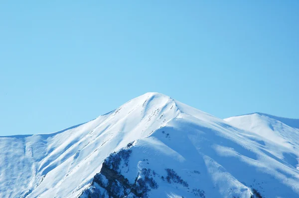 Montanhas de inverno em um dia brilhante — Fotografia de Stock