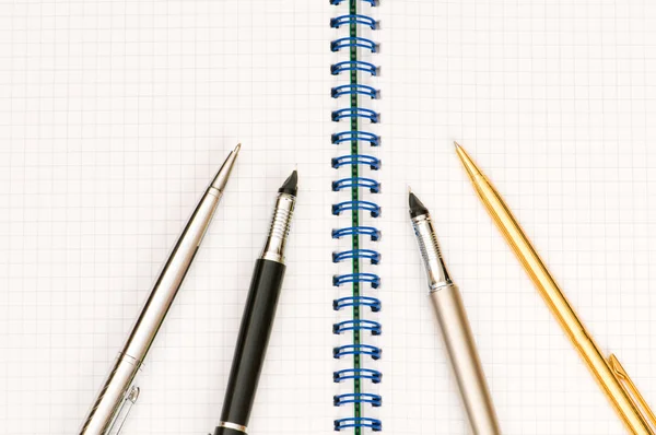 Fechar as canetas de tinta no papel — Fotografia de Stock