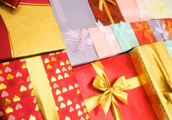 Close up of gift boxes with ribbons — Stock Photo, Image