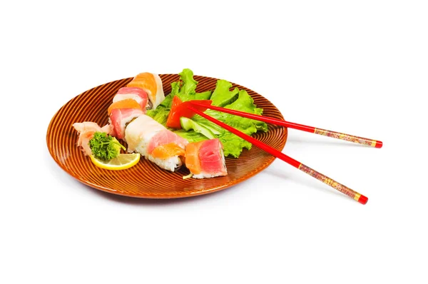 Sushi-Teller isoliert auf dem weißen — Stockfoto